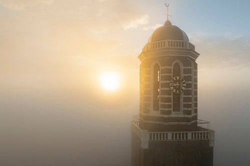 Le clocher de l'église Peperbus à Zwolle au-dessus de la brume