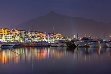Puerto Banús: Der Jachthafen von Marbella bei Nacht von Marcel Bil