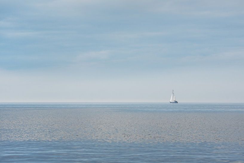 Zeilbootje op 't IJsselmeer nabij Hindeloopen by Harrie Muis