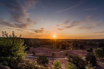 Zonsopkomst op de Brunsummerheide... van Maja Mars