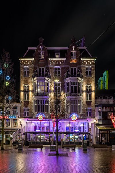 Avondklok in Amsterdam - Leidseplein Bulldog van Renzo Gerritsen