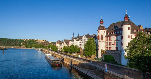Forteresse Ehrenbreitstein et Peter-Altmeier-Bank à la Moselle avec la vieille ville dans la lumière
