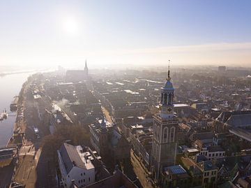 Vue de la ville de Kampen sur la rivière IJssel pendant un froid lever de soleil d'hiver.