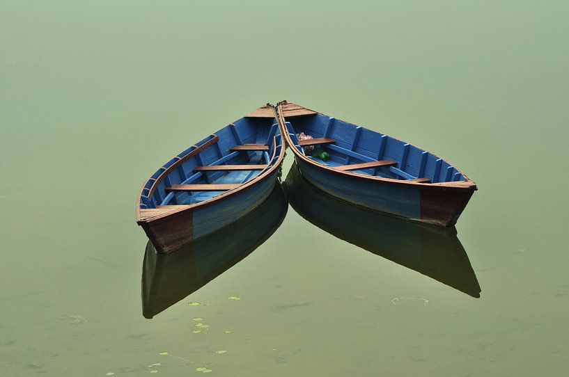 Boote auf dem goldenen Wasser. Boote sind an die Säulen des ruhigen Wassers gebunden von Michael Semenov