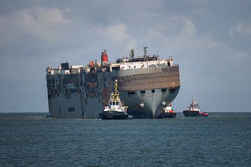 Rampschip Fremantle Highway van Jan Georg Meijer