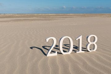 Tekst tweeduizend achttien op een strand sur Tonko Oosterink