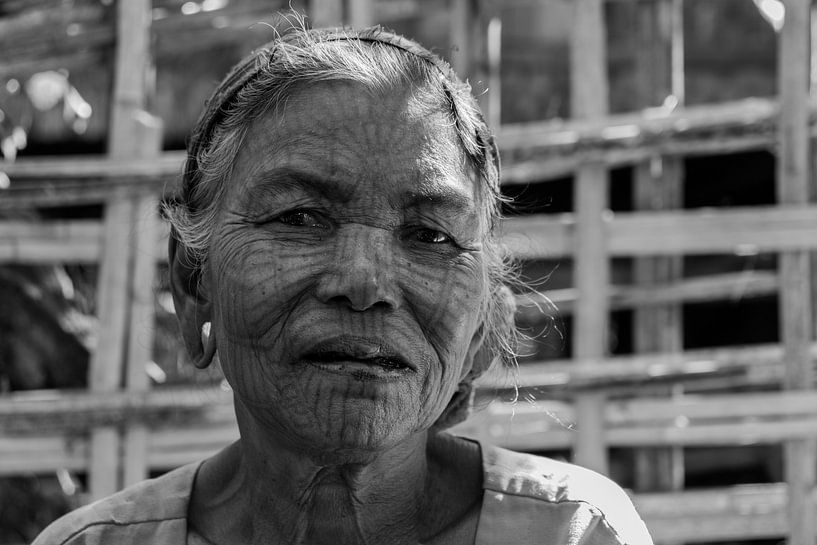 Getatoeëerde Chin vrouw, bij Mrauk U, Myanmar van Annemarie Arensen