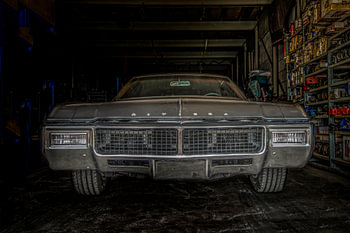 Oldtimer uit 1969 Buick Riviera geparkeerd in een bedrijfsgarage 