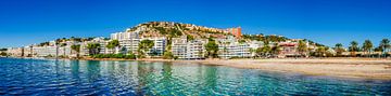 Strandpanorama van de kust van Santa Ponsa op het eiland Mallorca van Alex Winter