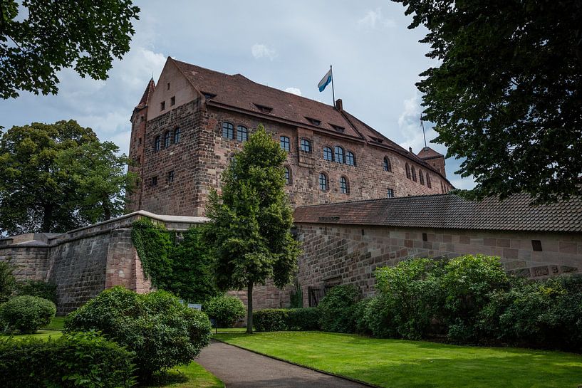 Burg auf dem Hügel über der Stadt Nürnberg von Joost Adriaanse