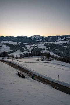 Vorstige ochtend in Oberstaufen met uitzicht op de Hochgrat van Leo Schindzielorz