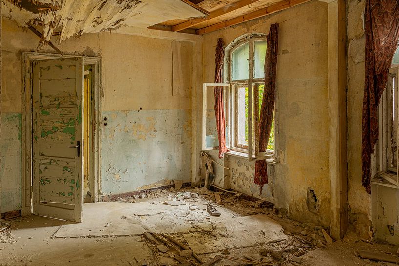 The beauty of decay. by Capturedlight.nl Annet & Michel