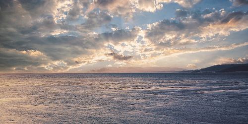 De kust van Inverness in Schotland. s Avonds bij zonsondergang in prachtige idylle en eenzaamheid.