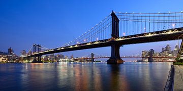 Le pont de Manhattan sur l'East River à New York le soir sur Merijn van der Vliet