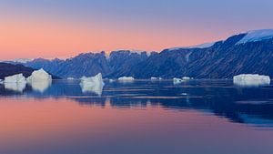 Coucher de soleil dans le fjord de Røde, Scoresbysund, Groenland