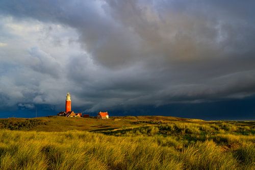 Texelse vuurtoren in de duinen tijdens een stormachtige herfstnacht