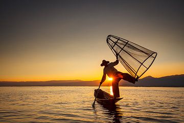 De vissers van Inle Lake in Myanmar van Roland Brack