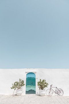 Deur in de witte stad Ostuni | Puglia in Italië van Photolovers reisfotografie