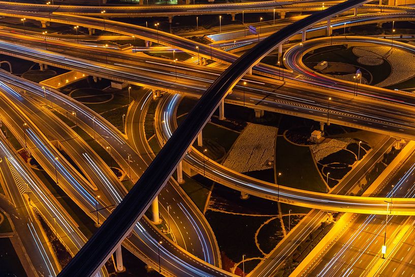 Sheikh Zayed road Dubai in de nacht van Sjoerd Tullenaar