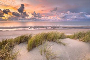 Coucher de soleil dans les dunes de Zélande sur Rudmer Zwerver