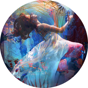 “Onderwaterwereld” - vrouw met lange witte jurk onder water samen met kwallen van The Art Kroep