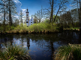 Schenkenau bei Hohenwarth mit Kirche und Wasserspiegelung von ManfredFotos