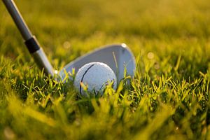 Balle de golf dans l'herbe