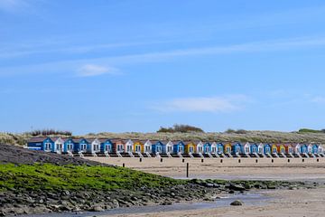 Kleurrijke strandhuisjes in Vlissingen van Kim de Been