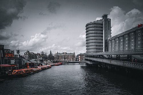 Traditionele huizen en bruggen in Amsterdam