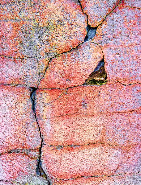 Fente (fissure dans un mur rose) par Caroline Lichthart