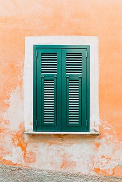 Korallenfarbenes italienisches Haus mit grünem Fenster | Italienische Architektur | Reisefotografie von Yaira Bernabela
