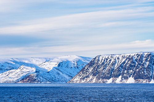 Bergen en rotsen in de winter bij Hammerfest in Noorwegen