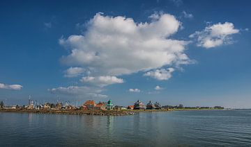 Zicht op de havenentree van Stavoren aan de Friese IJsselmeerkust van Harrie Muis