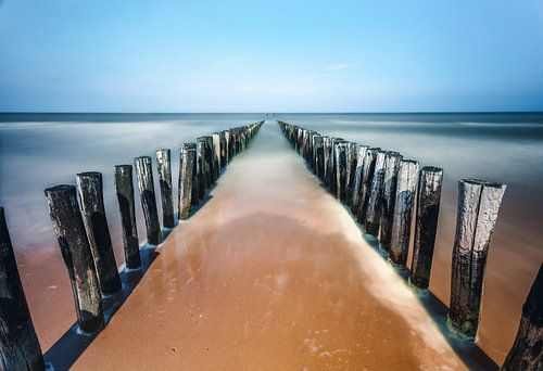 Golfbrekers aan het strand bij Domburg in zeeland