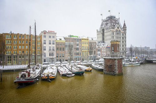 Oude schepen aan de Wijnhaven in Rotterdam
