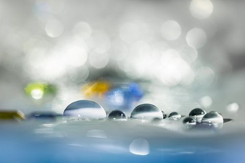 Druppels in lichtblauw water