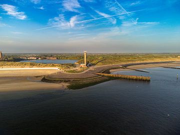 Luchtfoto van het Koninklijk Nederlands Redding Maatschappij Station aan de Kust: Dronezicht op Heldhaftigheid, Vrijwilligheid en de Kracht van de Nederlandse Reddingsdienst van byphotographyms