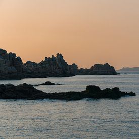 Zonsondergang Côte de Granit Rose van Raaf
