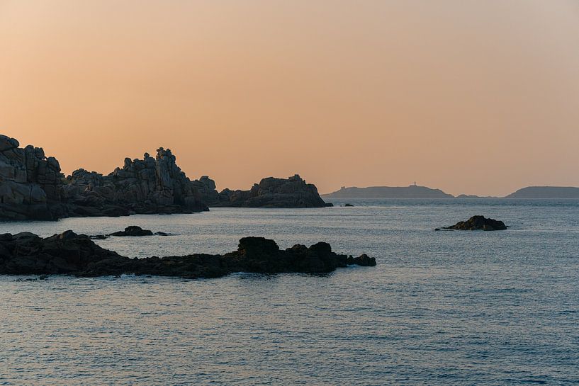 Zonsondergang Côte de Granit Rose van Raaf