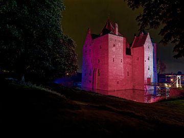 Slot Loevestein bij nacht met bijzondere verlichting