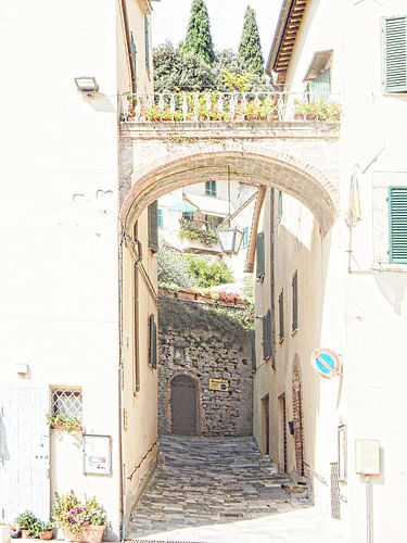 Boog die wegvoert van het hoofdplein Cetona