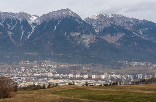 Les montagnes du Karwendel avec la ville d'Innsbruck dans la vallée sur Animaflora PicsStock