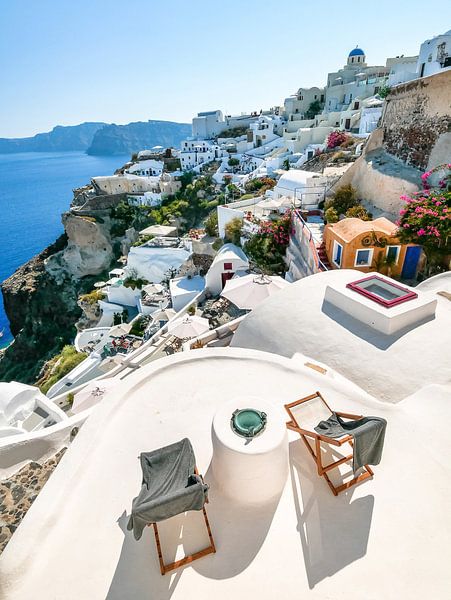 Relaxing on Santorini with a view of the Mediterranean Sea by Leo Schindzielorz