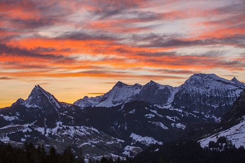 Kleurrijke zonsopgang Satteleggpass in de Alpen.