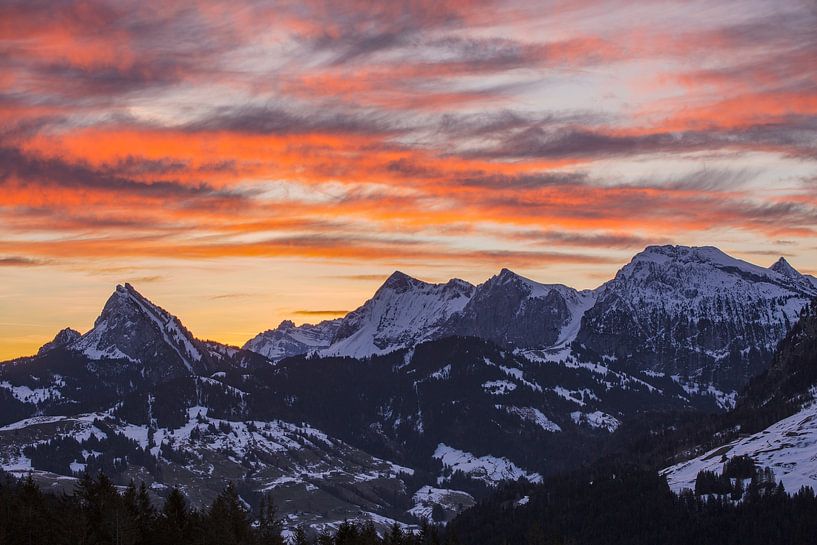 Kleurrijke zonsopgang Satteleggpass in de Alpen. van Martin Steiner