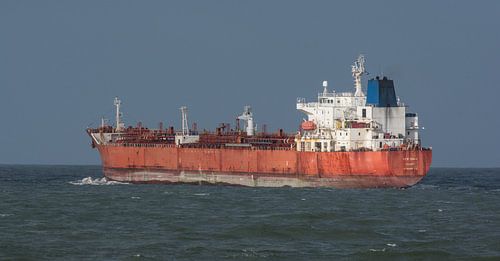 Zeeschip verlaat de haven onderweg op de horizon.