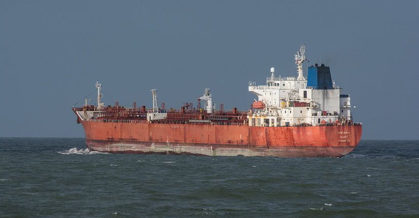 Zeeschip verlaat de haven onderweg op de horizon. van scheepskijkerhavenfotografie