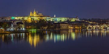 Praagse Burcht en Karelsbrug in de avond - Praag, Tsjechië - 10 van Tux Photography