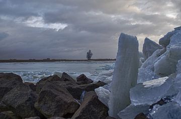 De hurkende man heeft koude voeten van foto-fantasie foto-fantasie