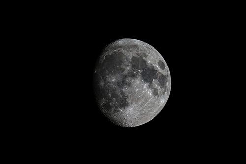 Maan met een duidelijk zichtbaar maanoppervlak